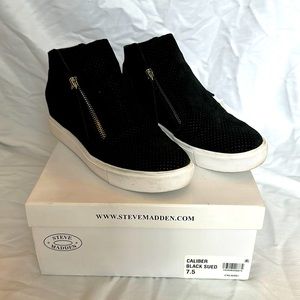 Steve Madden size 7.5 Caliber Black Suede Wedge